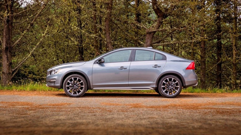 Švédský sedan Volvo S60 Cross Country se zvýšenou průchodností