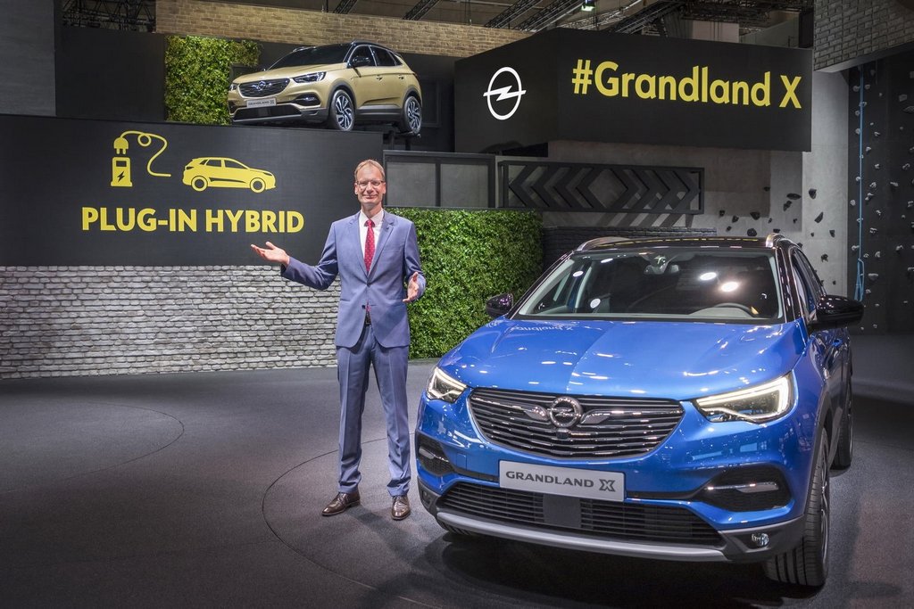 Opel představil svůj první hybridní automobil