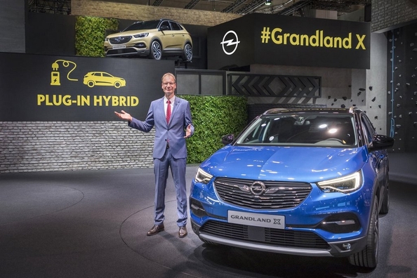 Opel představil svůj první hybridní automobil