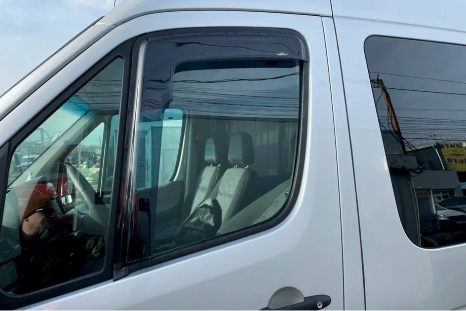 Mercedes Sprinter W906 2006–2018 Lepicí okenní deflektory (2 ks, HIC) Fotografie 9
