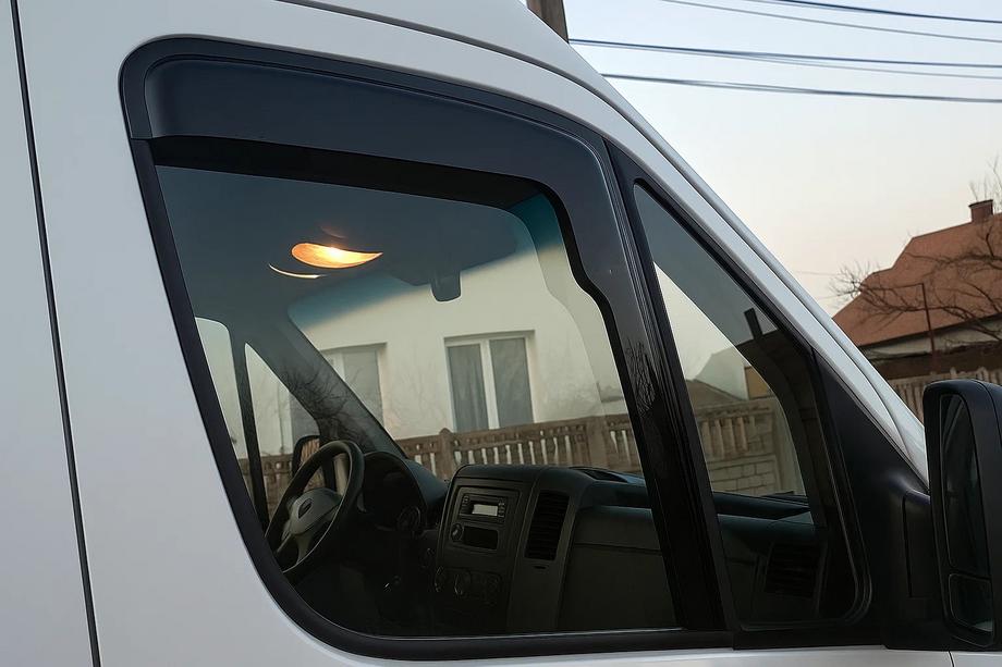 Mercedes Sprinter W906 2006–2018 Lepicí okenní deflektory (2 ks, HIC) Fotografie 2