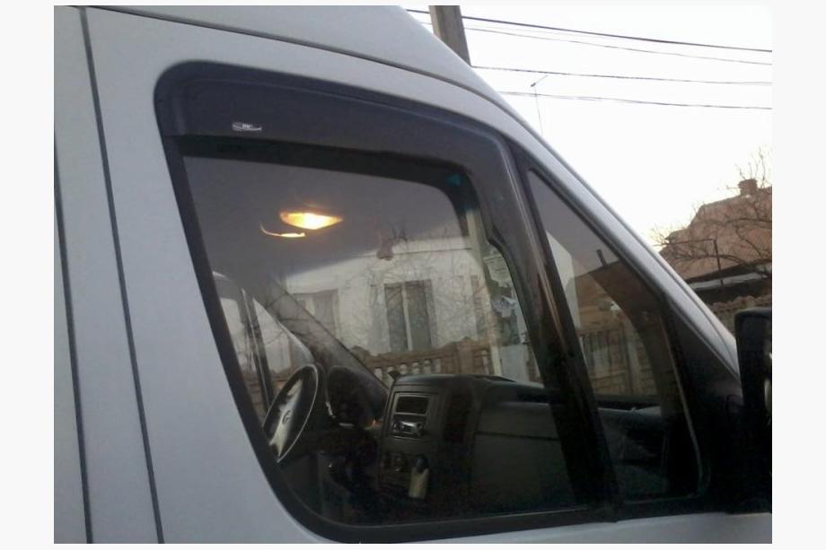 Mercedes Sprinter W906 2006–2018 Lepicí okenní deflektory (2 ks, HIC) Fotografie 6