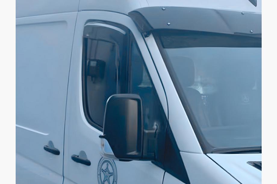 Mercedes Sprinter W906 2006–2018 Lepicí okenní deflektory (2 ks, HIC) Fotografie 8