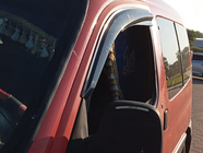 Peugeot Partner 1996–2008 Deflektory oken (2 ks, Sunplex Sport) fotografie 7