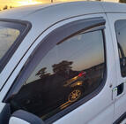 Peugeot Partner 1996–2008 Deflektory oken (2 ks, Sunplex Sport) fotografie 5