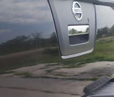 Nissan Navara 2006–2015 Nerezový kryt kliky víka kufru fotografie 2
