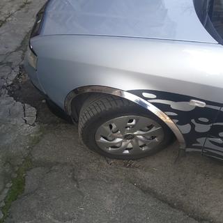 Nerezové lišty na lemy blatníků (4 ks) Audi A6 C5 1997–2001 fotografie 1
