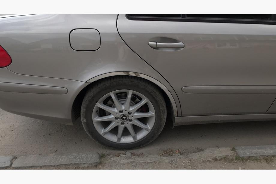 Mercedes E-class W211 2002–2009 Nerezové lišty na lemy blatníků (4 ks) Fotografie 3