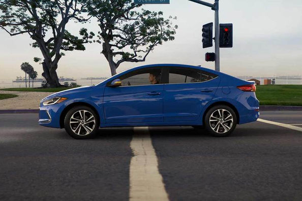 Recenze sedanu Hyundai Elantra šesté generace Fotografie 3