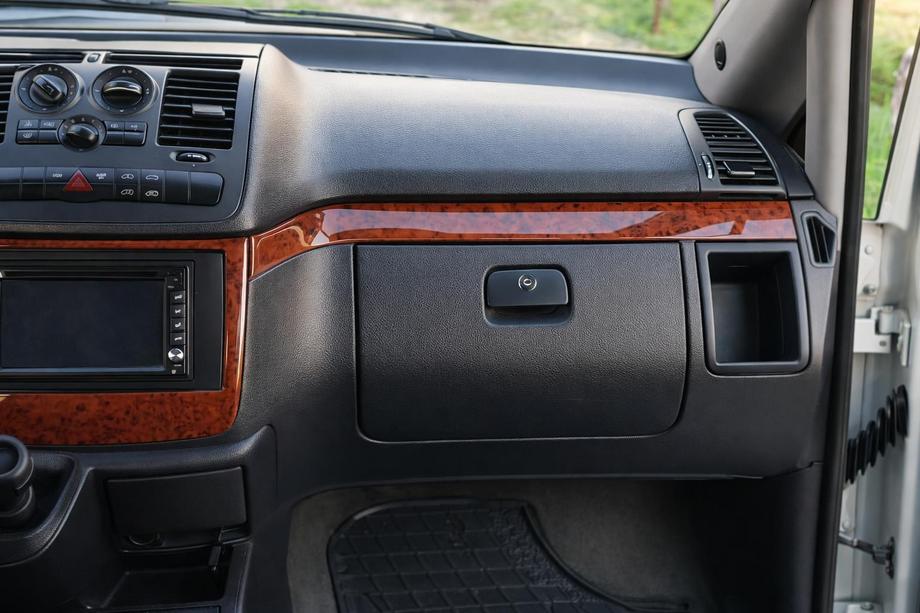 Mercedes Viano 2004–2014 Ozdobné lišty na palubní desku (Meric, proužky) Image