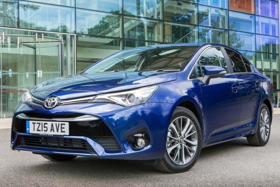 Recenze modernizovaného sedanu Toyota Avensis