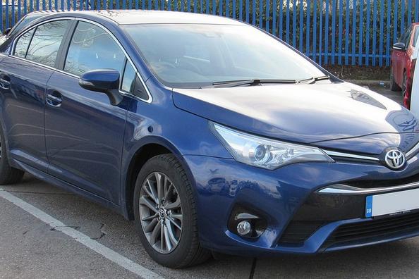 Recenze modernizovaného sedanu Toyota Avensis