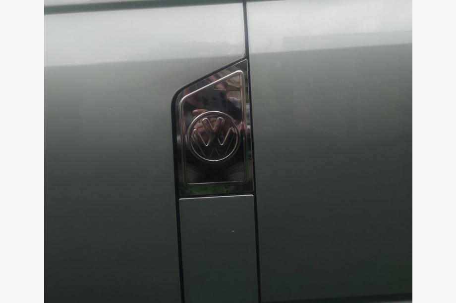 Volkswagen T5 Multivan 2003–2010 Chromový kryt dvířek palivové nádrže s logem (Carmos) Image