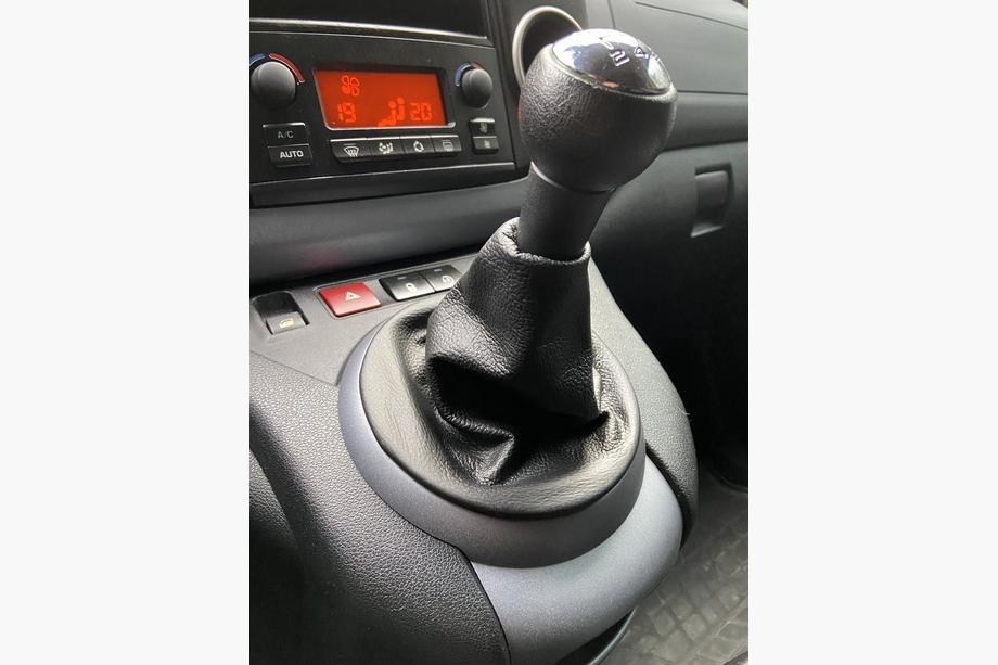 Citroen Berlingo 2008–2018 Kožený návlek na řadicí páku Fotografie 2