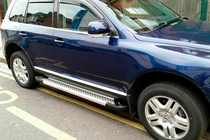 Volkswagen Touareg 2002–2010 Boční nášlapy Allmond Grey (2 ks, hliník) fotografie 1