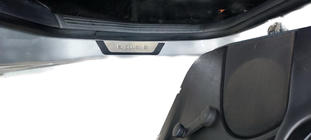 Ford Focus I 1998–2005 Chromované kryty prahů Flexill (4 ks) fotografie 3