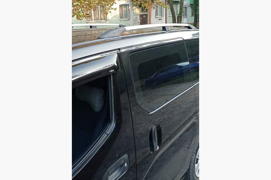 Nissan NV200 2009– Střešní ližiny CHROM 143 cm, litinové patky Image