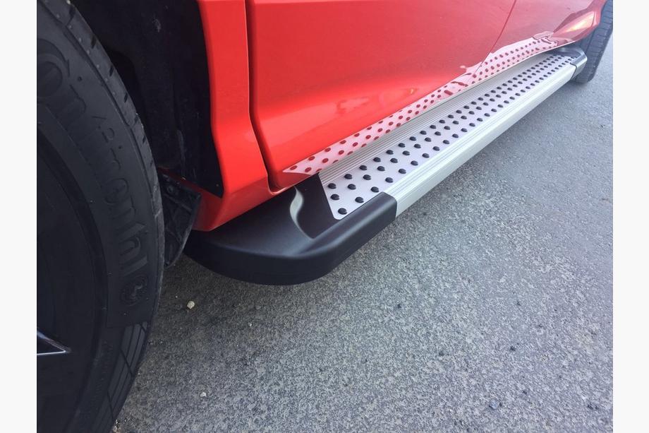 Ford Kuga/Escape 2013–2019 Boční nášlapy King (2 ks, hliník) S lakovanými lištami na dveřích Fotografie 6