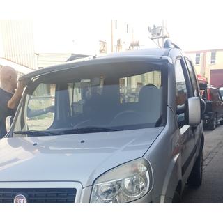 Sluneční kšilt na čelní sklo (černý lesk, 5 mm) Fiat Doblo I 2001–2005 fotografie 3