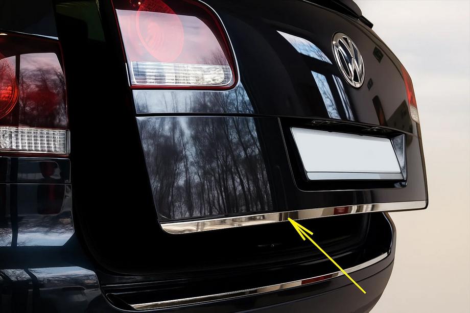 Volkswagen Touareg 2002–2010 Lišta hrany víka kufru Carmos - turecká ocel Image