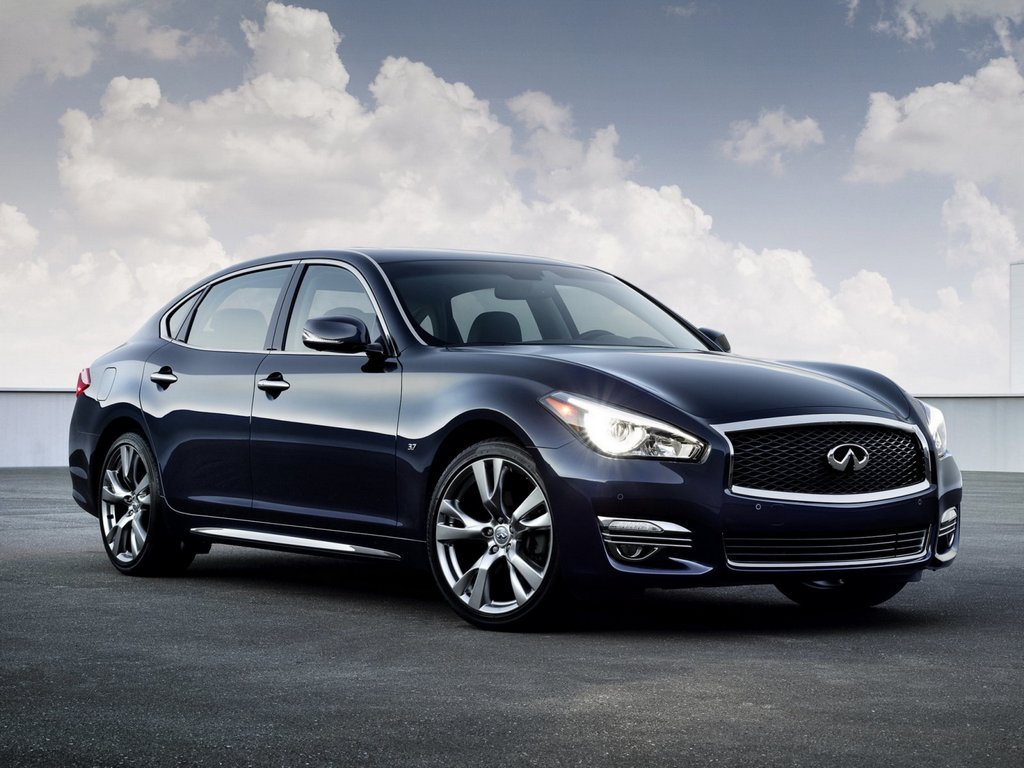 Business sedan Infiniti Q70