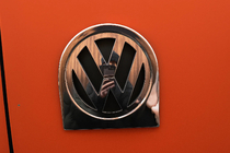 Volkswagen Caddy 2004–2010 Nerezový rámeček zadního loga fotografie 1