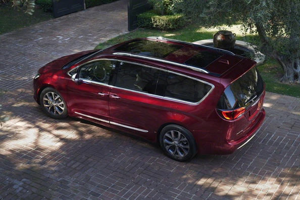 Recenze minivanu Chrysler Pacifica Fotografie 4