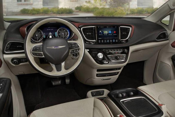 Recenze minivanu Chrysler Pacifica Fotografie 7