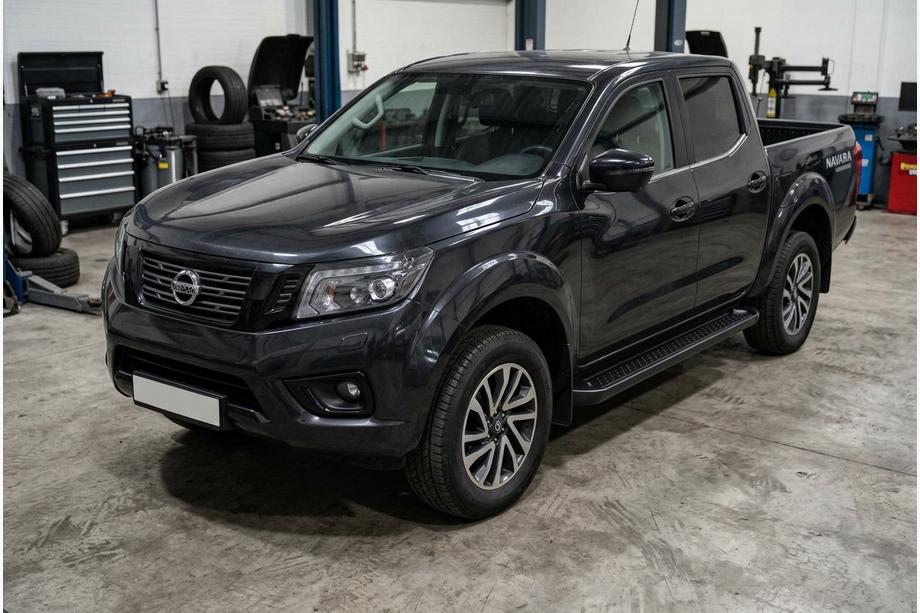 Nissan Navara/NP300 2016– Boční nášlapy Allmond Black (2 ks, hliník) Image