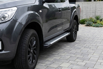 Nissan Navara/NP300 2016– Boční prahy Line (2 ks, hliník) fotografie 1