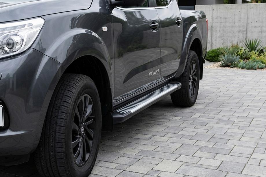 Nissan Navara/NP300 2016– Boční prahy Line (2 ks, hliník) Image