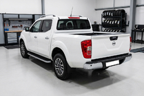 Nissan Navara/NP300 2016– Boční nášlapy Tayga Grey (2 ks, hliníkové) fotografie 1
