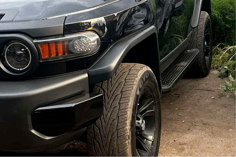 Toyota FJ Cruiser 2006–2022 Boční nášlapy Allmond Black (2 ks, hliník) Fotografie 2