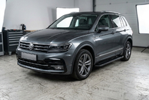 Volkswagen Tiguan 2016–2023 Boční nášlapy Allmond Black (2 ks, hliník) fotografie 1