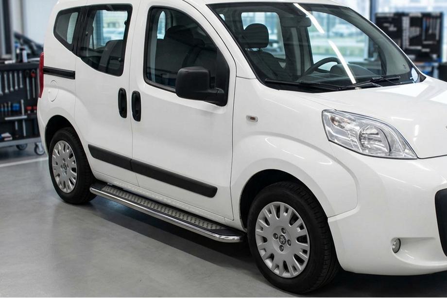 Fiat Fiorino/Qubo 2008–2024 Boční prahy Maydos V2 (2 ks, hliník ↗ nerez) Image
