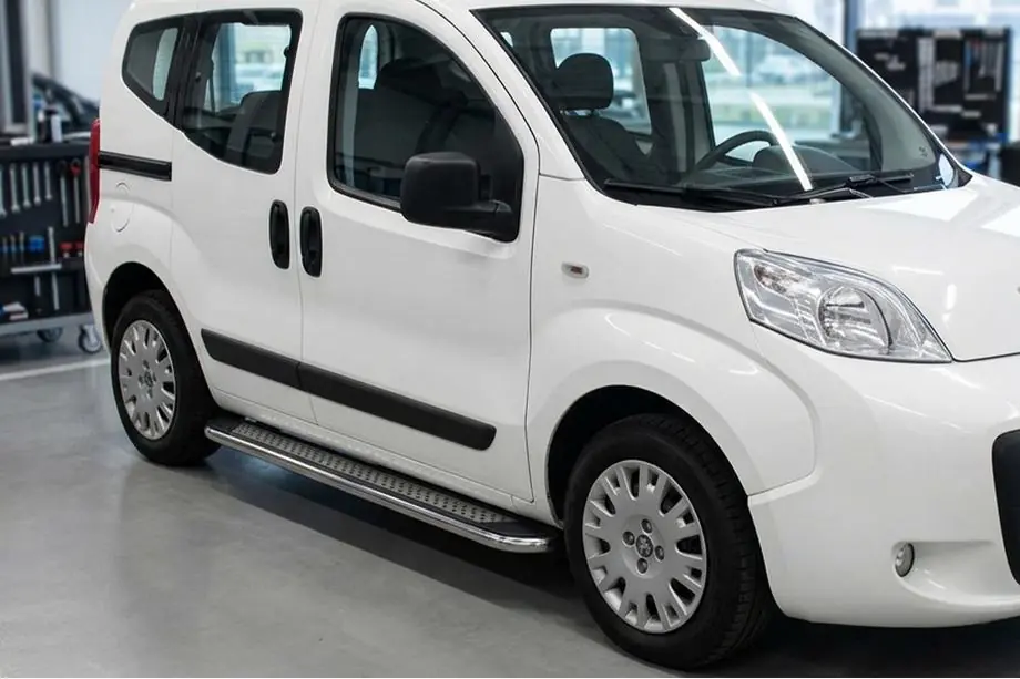Peugeot Bipper 2008–2017 Boční prahy Maydos V2 (2 ks, hliník ↗ nerez) Image