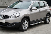 Nissan Qashqai 2010–2014 Boční prahy Maydos V2 (2 ks, hliník ↗ nerez) Dlouhý rozvor fotografie 1