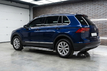 Volkswagen Tiguan 2016–2023 Boční prahy Maydos V2 (2 ks, hliník ↗ nerez) fotografie 1