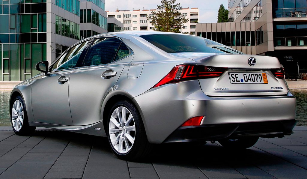 Modernizovaný sedan Lexus IS