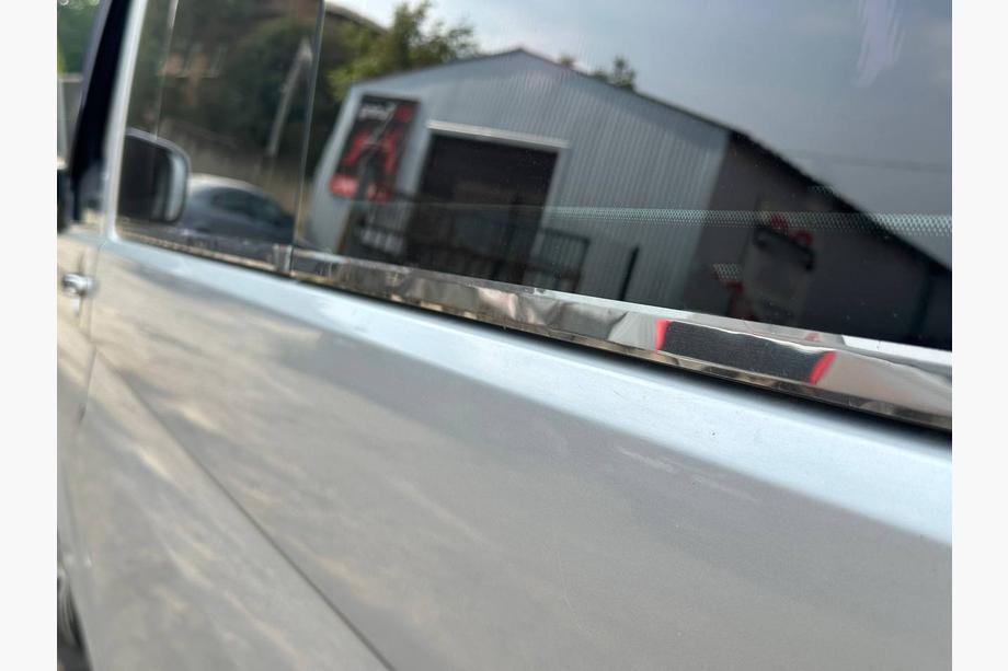 Volkswagen T5 Transporter 2003–2010 Spodní okenní lišty (6 ks, nerez) Fotografie 8