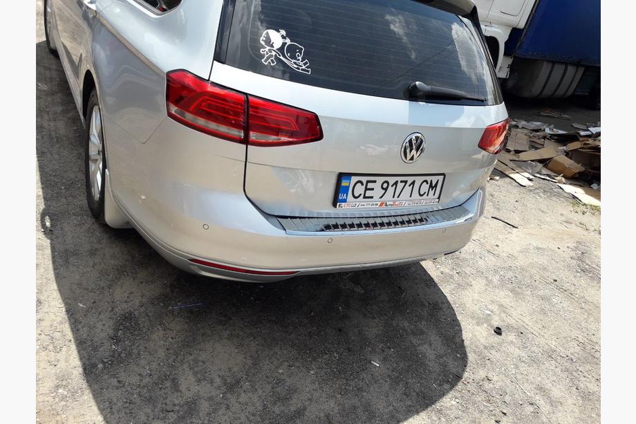 Volkswagen Passat B8 2015–2023 Chromová lišta na zadní nárazník Carmos V1 (SW) Fotografie 8