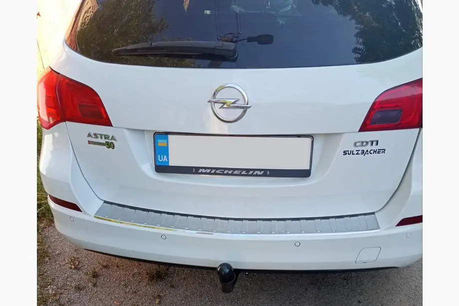 Opel Astra J 2009–2015 Nerezová lišta na zadní nárazník V-1 Carmos (SW, nerez) Image