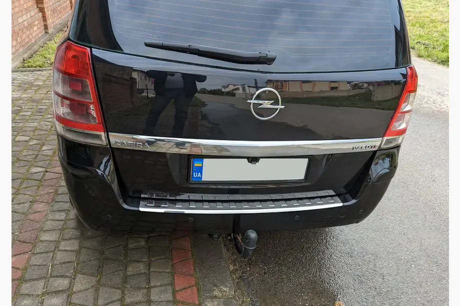 Opel Zafira B 2005–2011 Nerezová ochranná lišta zadního nárazníku Carmos V1 Image