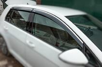Volkswagen Golf 7/E-Golf 2012–2020 Okenní deflektory s chromovou lištou HB (4 ks, Niken) fotografie 1