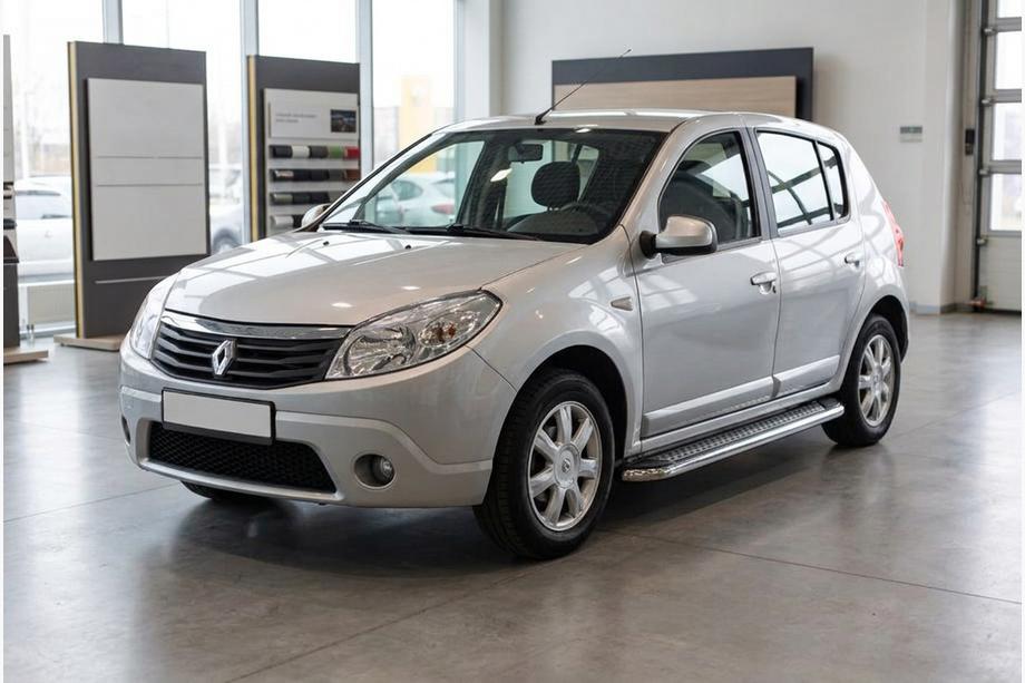Dacia Sandero 2007–2013 Boční prahy Maydos V2 (2 ks, hliník ↗ nerez) Image