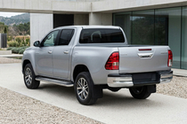 Toyota Hilux 2015– Boční prahy Maydos V2 (2 ks, hliník ↗ nerez) fotografie 3
