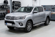 Toyota Hilux 2015– Boční prahy Maydos V2 (2 ks, hliník ↗ nerez) fotografie 1