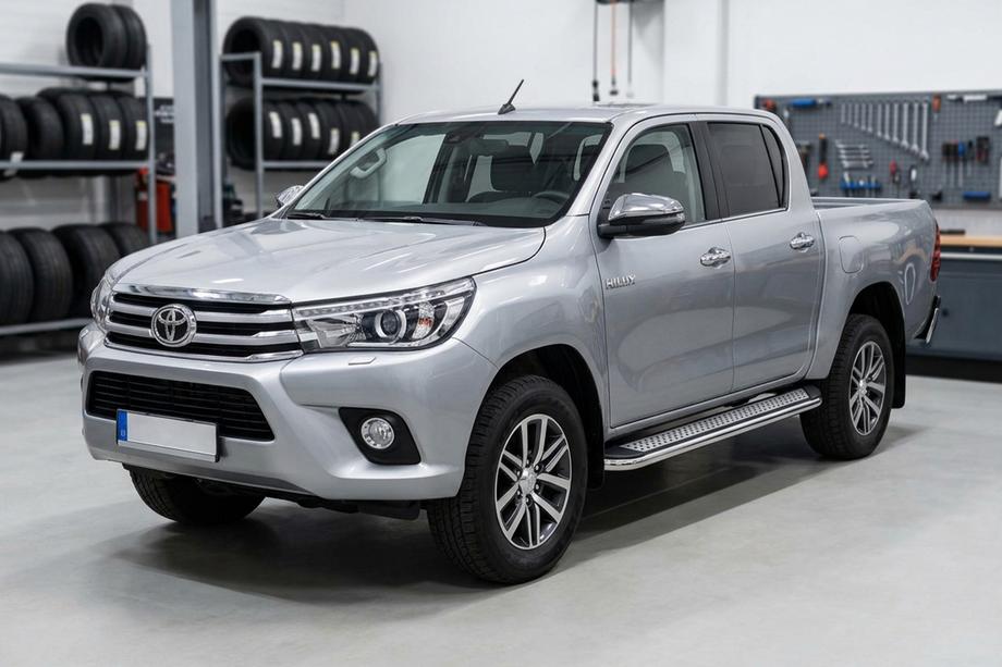 Toyota Hilux 2015– Boční prahy Maydos V2 (2 ks, hliník ↗ nerez) Image