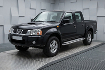 Nissan NP300 1999–2015 Boční prahy Maydos V2 (2 ks, hliník ↗ nerez) fotografie 1