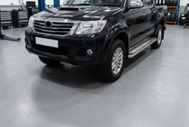 Toyota Hilux 2006–2015 Boční prahy Maydos V2 (2 ks, hliník ↗ nerez) fotografie 1